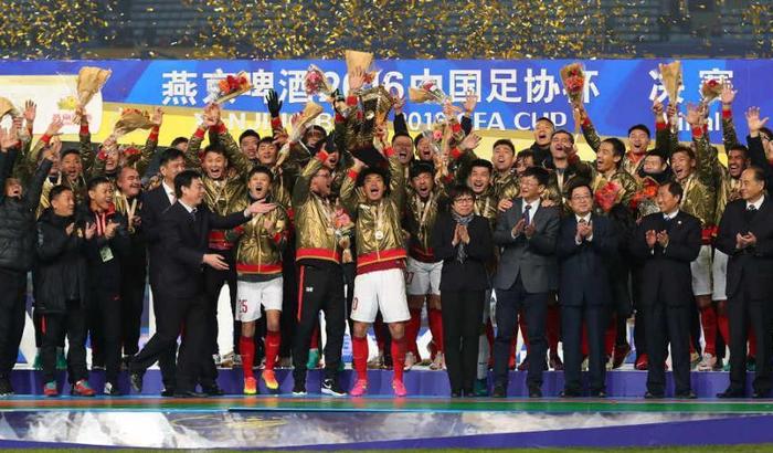 苏宁客场击败大连海牛继续领跑 苏宁客场击败大连海牛继续领跑