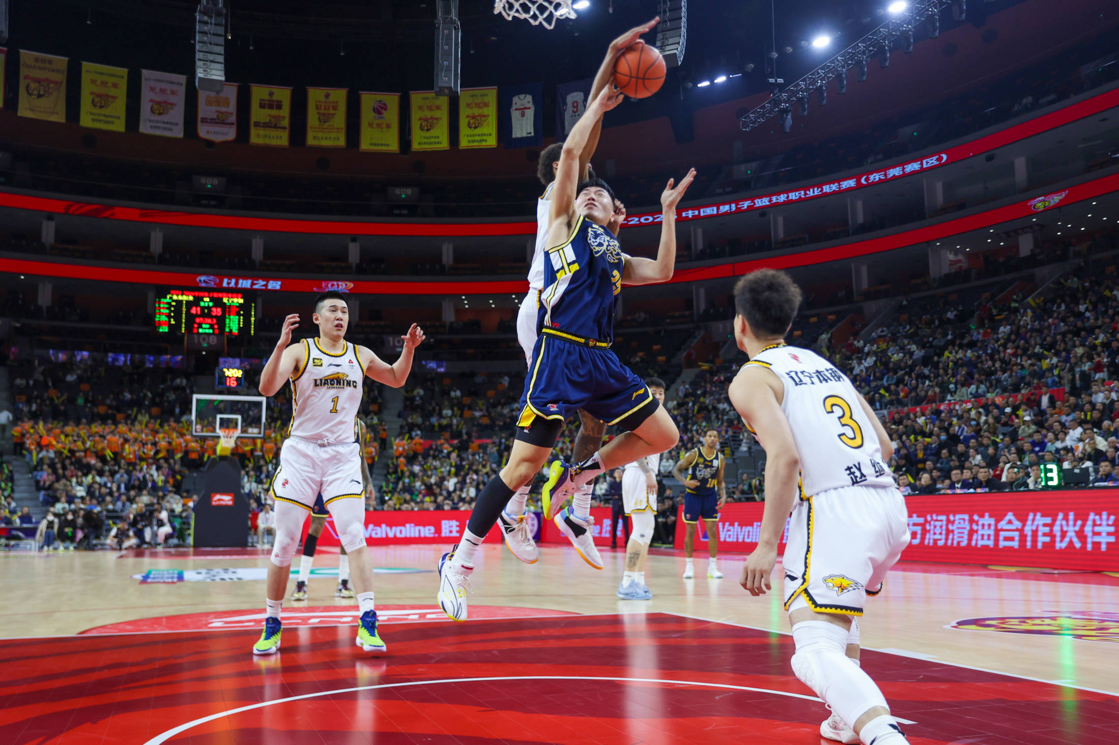 猛龙主场战胜强敌,晋级季后赛 猛龙主场战胜强敌,晋级季后赛