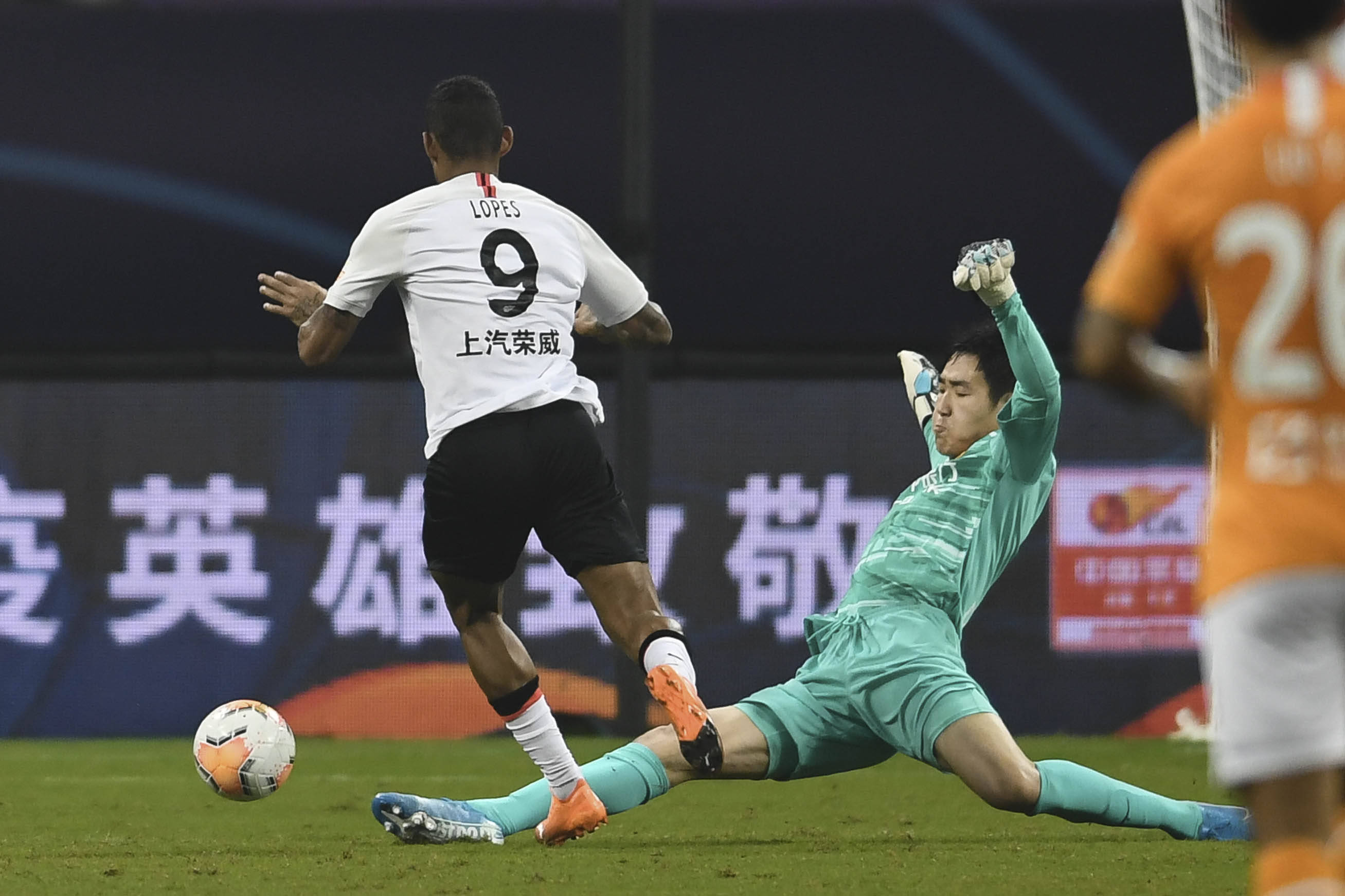 上海上港接连取胜排名直线上升