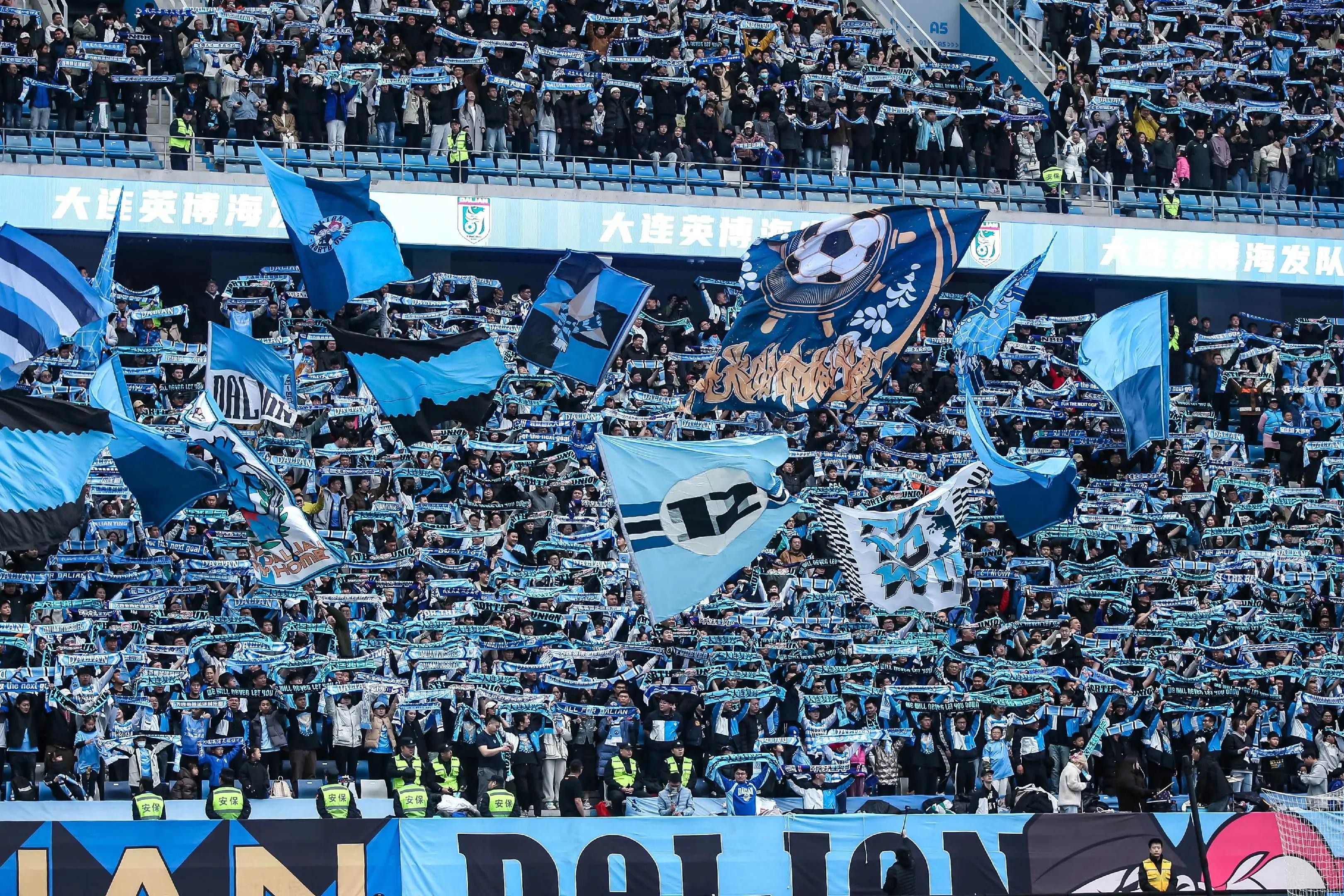 关于落后两球狂追平局，主场看台一片欢声的信息