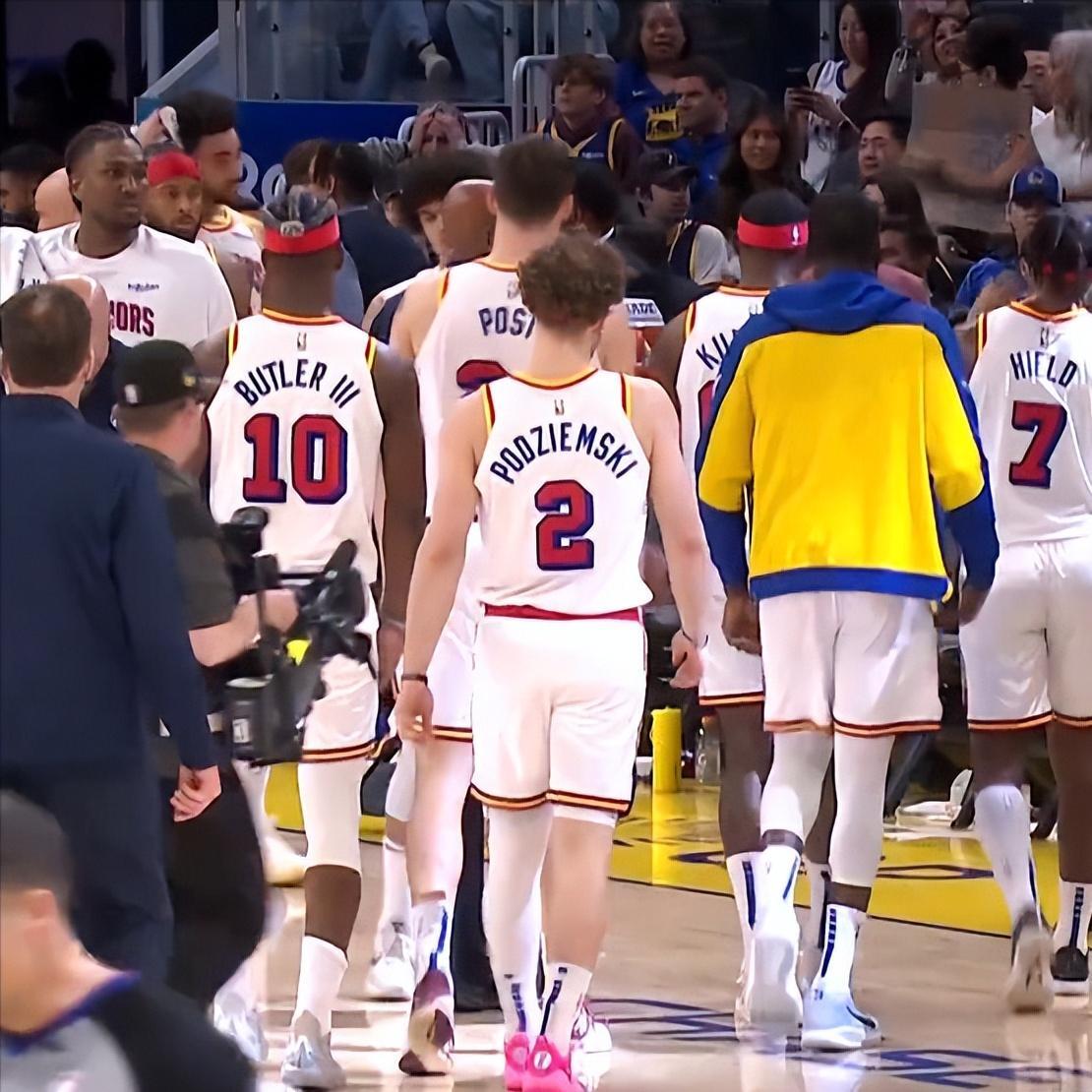 雄鹿大胜黄蜂,球队整体表现得心应手 雄鹿大胜黄蜂,球队整体表现得心应手