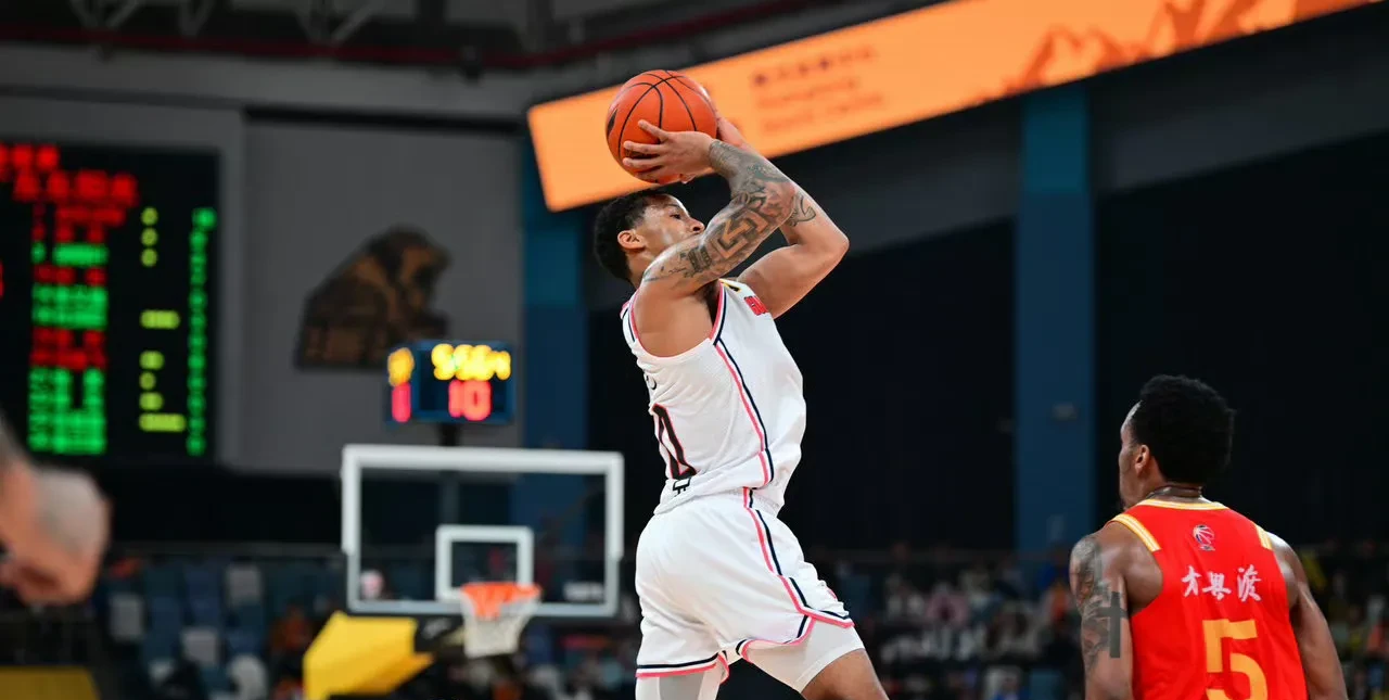 后卫连续突破得手,令对手束手无策 后卫连续突破得手,令对手束手无策