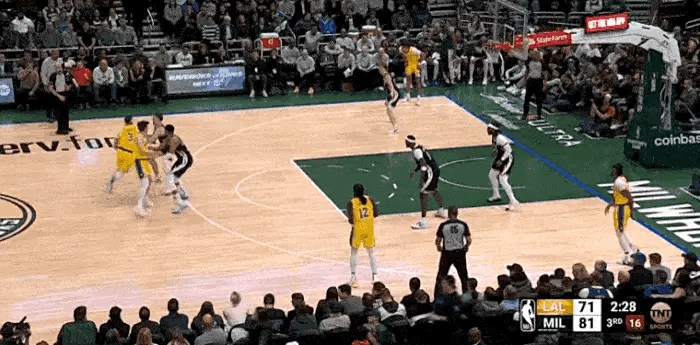 后卫连续突破得手,令对手束手无策 后卫连续突破得手,令对手束手无策