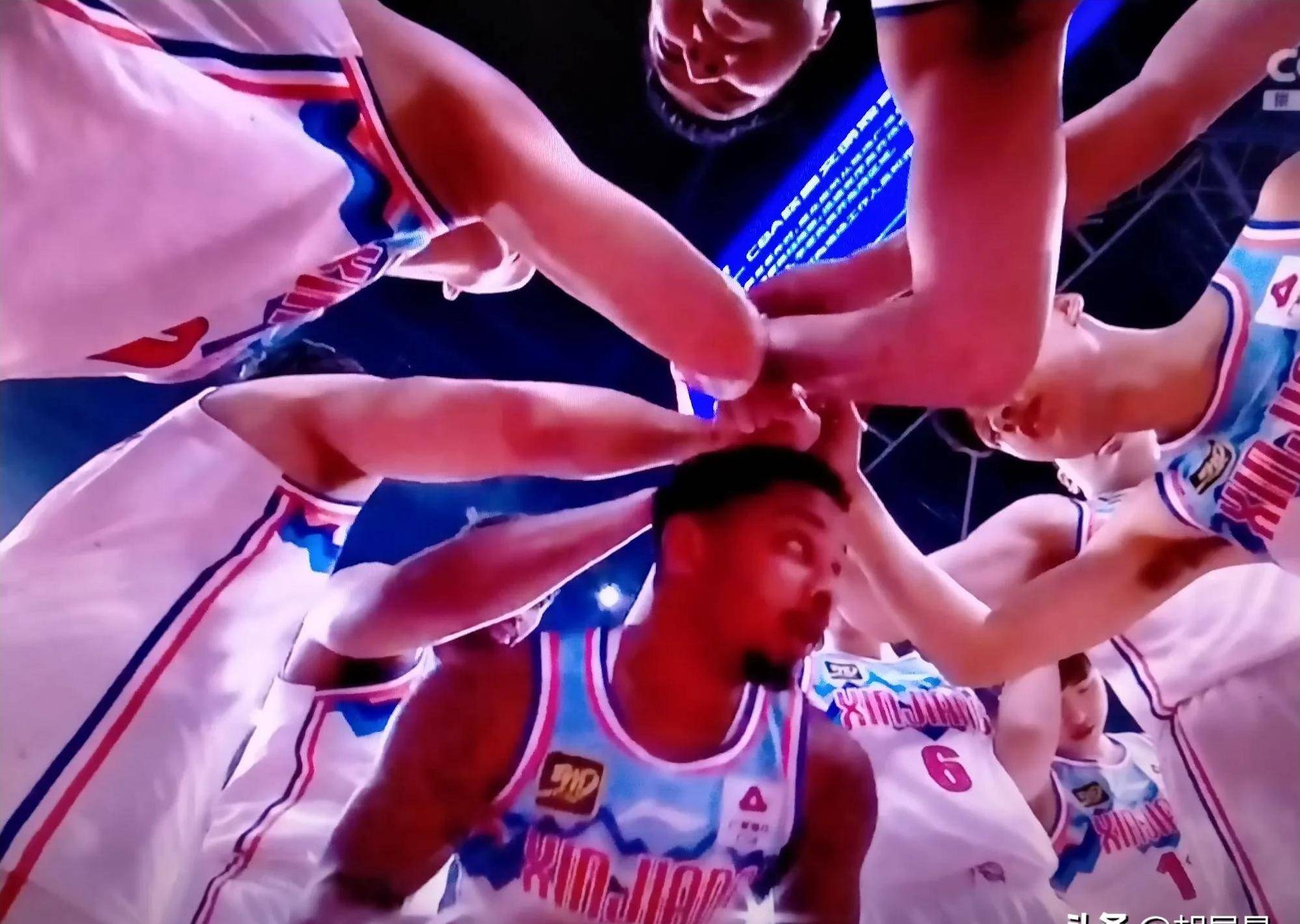 乌鲁木齐球场上的精彩对决震撼现场 乌鲁木齐球场上的精彩对决震撼现场