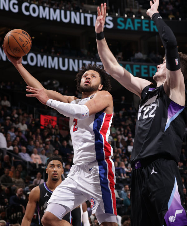 包含爵士主场大胜活塞，取得三连胜的词条