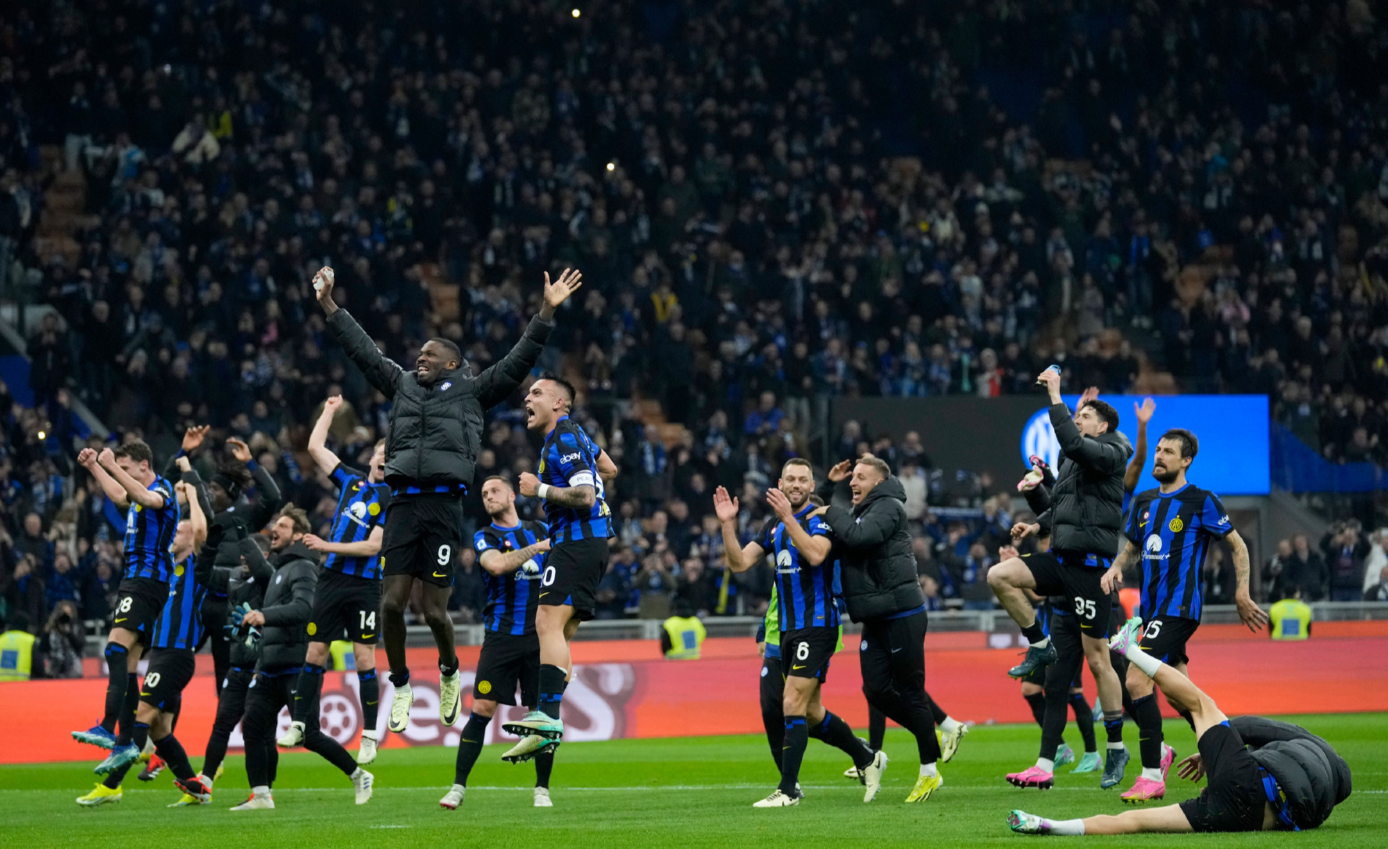 关于国际足球比赛燃爆全场,球迷热情高涨的信息 关于国际足球比赛燃爆全场,球迷热情高涨的信息