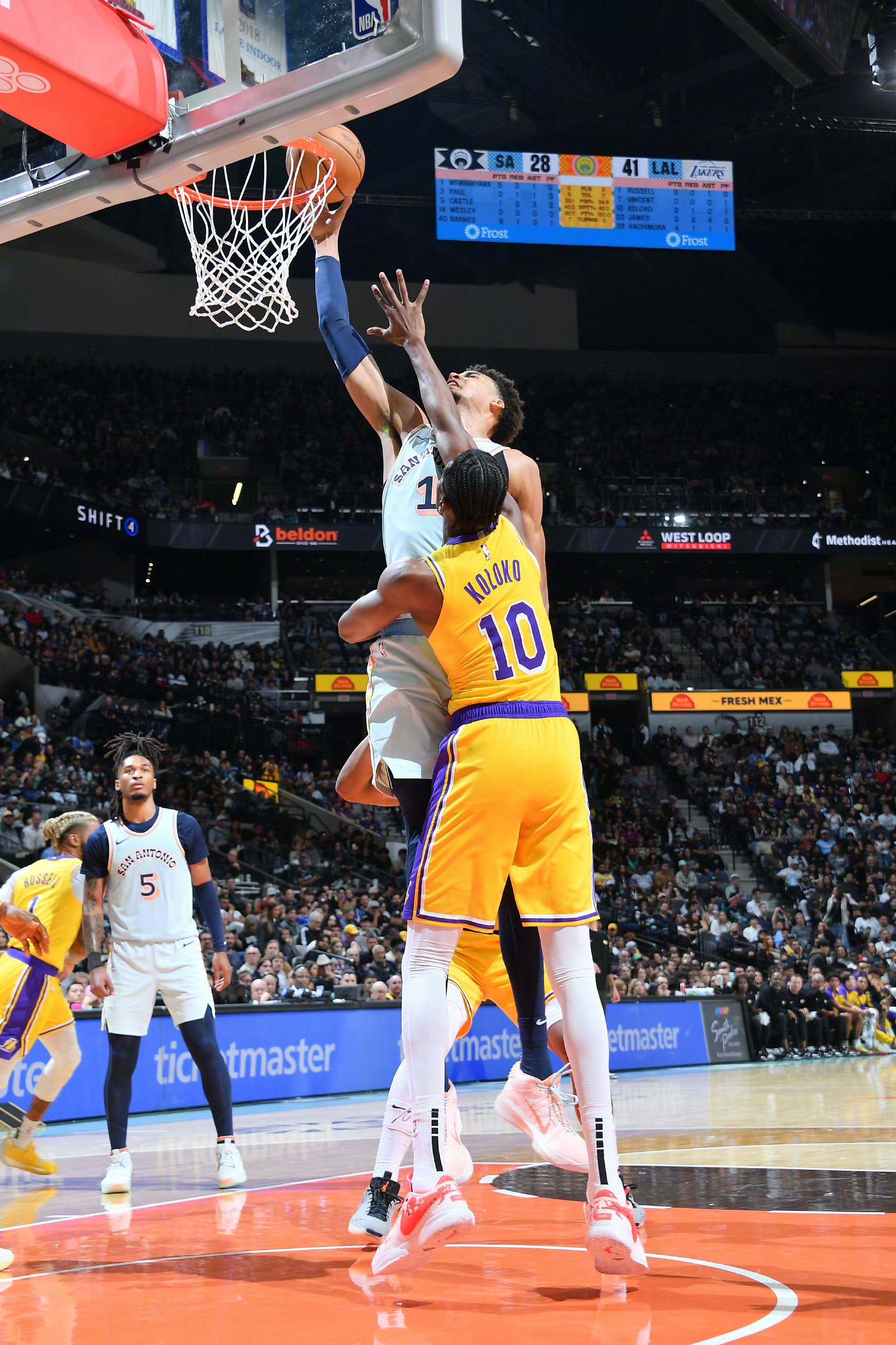 湖人主场力克国王,詹姆斯砍下三双 湖人主场力克国王,詹姆斯砍下三双