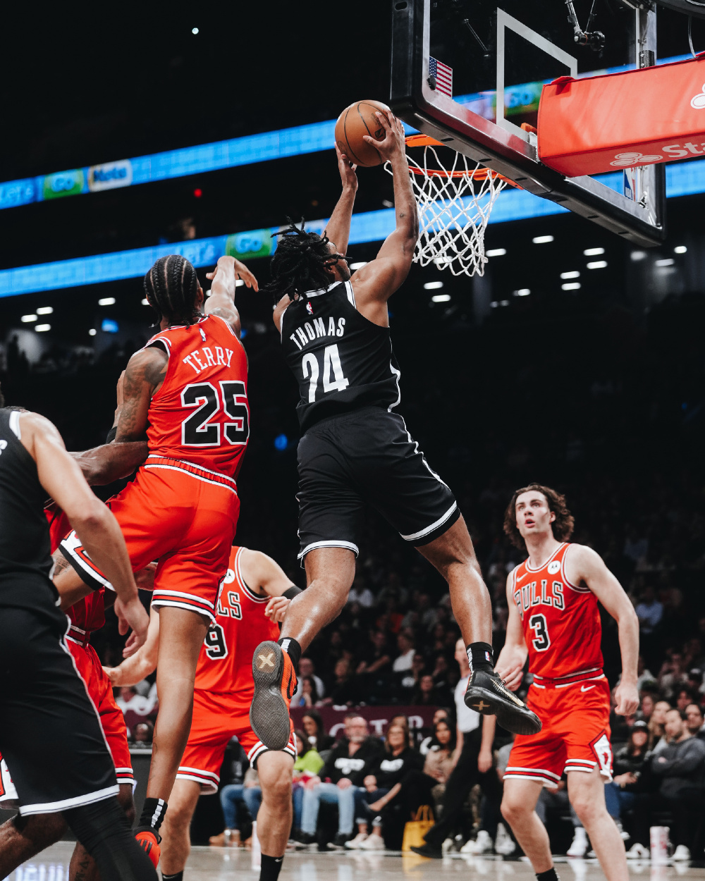 步行者再胜篮网,火力强大 步行者再胜篮网,火力强大