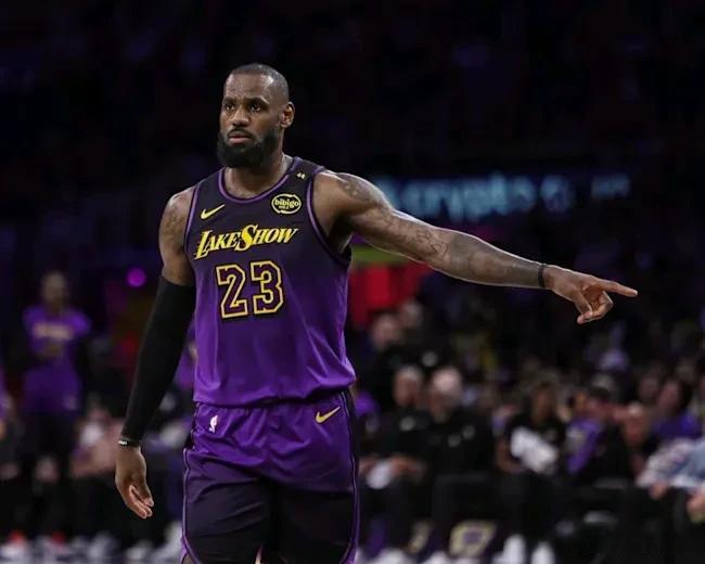 詹姆斯上演三双表现,领导骑士击败尼克斯 詹姆斯上演三双表现,领导骑士击败尼克斯