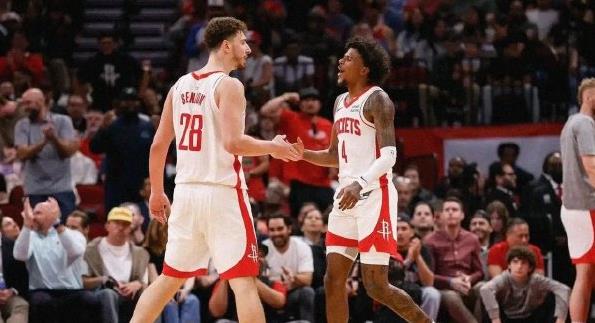 猛龙队与灰熊队展开激烈交锋 猛龙队与灰熊队展开激烈交锋