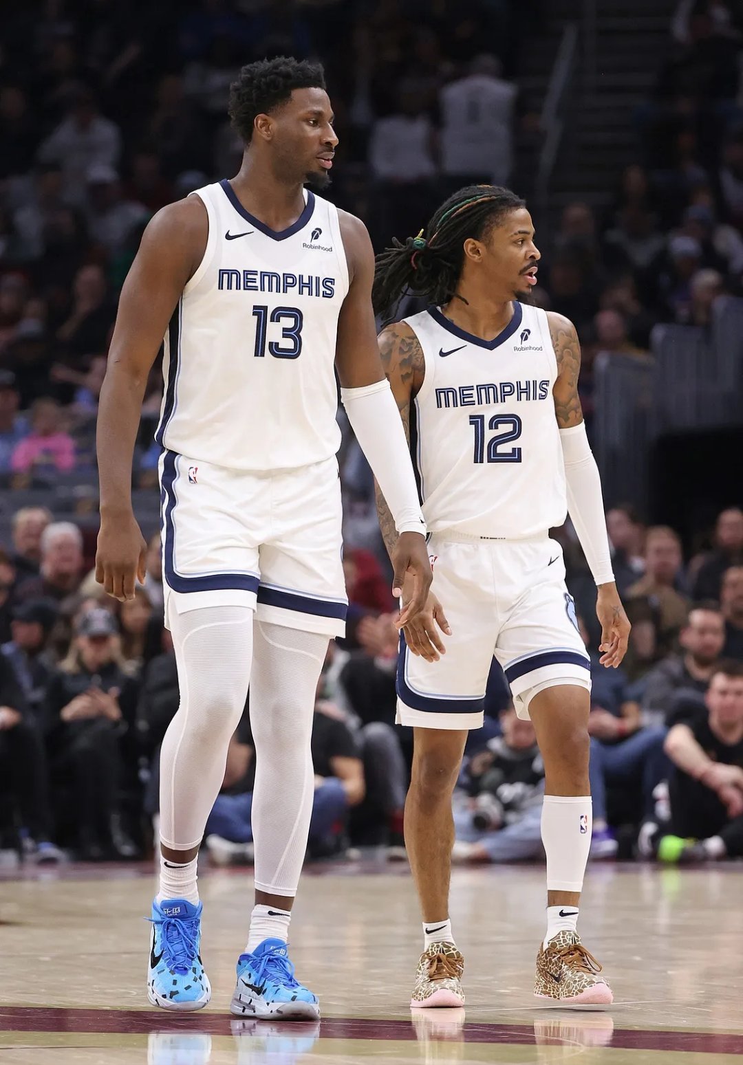 猛龙队与灰熊队展开激烈交锋 猛龙队与灰熊队展开激烈交锋