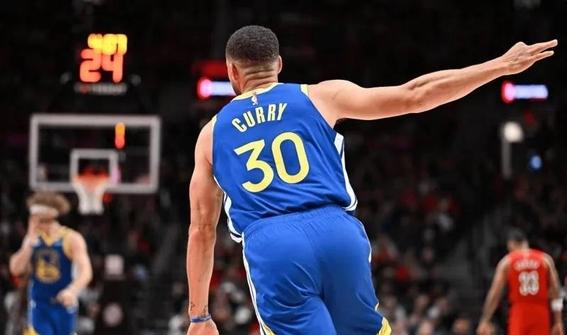 勇士轻松打败开拓者,主场豪取胜利 勇士轻松打败开拓者,主场豪取胜利