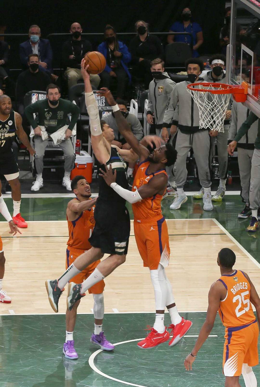 雄鹿惊险击败篮网,保持不败战绩。 雄鹿惊险击败篮网,保持不败战绩。